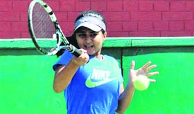 Aarushi Kakkar returns a shot