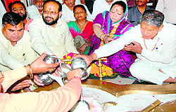 Chief Minister Harish Rawat with his wife Renuka Rawat and Congress activists perform rituals at Shri Daksheshwar Mahadev Temple at Kankhal in Haridwar on Friday