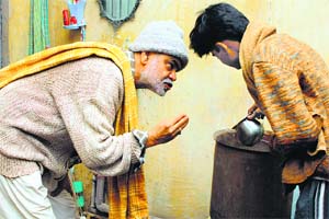 A still from Ankhon Dekhi