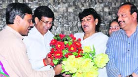 Saket Bahuguna welcomes Rajni Rawat in the Congress in Dehradun on Sunday.