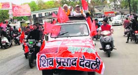 CPM candidate from Tehri Garhwal Shiv Prasad Deoli during a roadshow in Dehradun on Sunday.