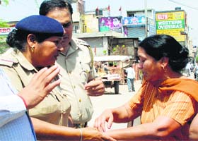 The snatching victim narrates the incident to the police in Ambala on Saturday