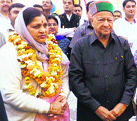 Chief Minister Virbhadra Singh with Urmil Thakur after joining the Congress at Lamblu in Hamirpur on Sunday