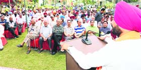 Congress candidate Ravneet Singh Bittu addresses industrialists at Agar Nagar in Ludhiana.