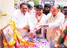 BJP candidate Arun Jaitely (first from right) pays tribute to Dr Bhim Rao Ambedkar on his 124th birth anniversary in Amritsar on Monday