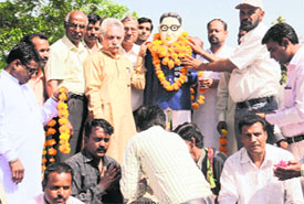 People pay tributes to Dr BR Ambedkar on his birth anniversary near the Rose Garden in Bathinda on Monday.
