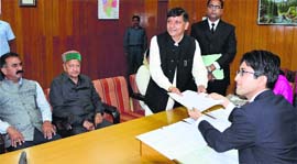 Rajinder Rana files his nomination in Hamirpur on Monday. 