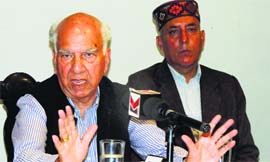 Former CM and BJP candidate from Kangra Shanta Kumar addresses mediapersons in Mandi on Monday.