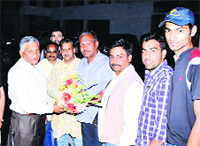 Former Chief of the Army, Gen Vikram Singh being welcomed in Una on Tuesday.