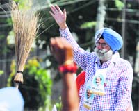 AAPs HS Phoolka campaigns in Ludhiana on Tuesday. Tribune photo: Himanshu Mahajan