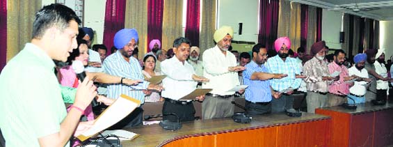 Deputy Commissioner Rajat Aggarwal administers a pledge to government officers and staff to vote at Bachat Bhawan in Ludhiana on Tuesday. Photo: Inderjeet Verma