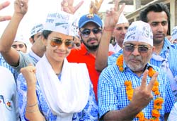 Dr Dharamvir Gandhi, AAP candidate for the Patiala seat, with Gul Panag during a road show in Zirakpur. Tribune Photo: Nitin Mittal