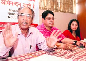 NOBLE INITIATIVE: President of the Doon Residents Welfare Front Mahesh Bhandari addresses meidapersons in Dehradun on Wednesday