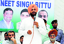 Congress candidate for the Ludhiana Lok Sabha seat Ravneet Singh Bittu addresses residents in Ludhiana