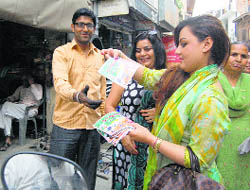 Mohinder Kaypees daughter Karishma Kaypee canvasses for father in Hoshiarpur