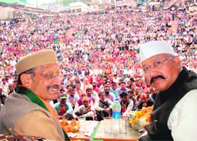 Matter of convenience: Maj Gen BC Khanduri (retd), BJP candidate from Pauri Garhwal, with Satpal Maharaj at a public meeting at Pauri town on Thursday