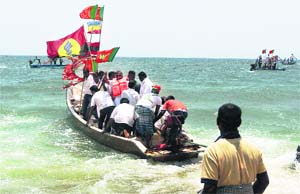 BJP senior leader and South Chennai Lok Sabha constituency candidate L Ganesan and his supporters at an election rally at sea in Chennai on Thursday