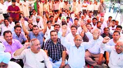 Arhtiyas protest at the grain market in Sangrur on Thursday. Tribune photo