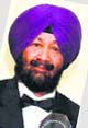 SPS Oberoi with the Sikh of the Year Award in UK. 