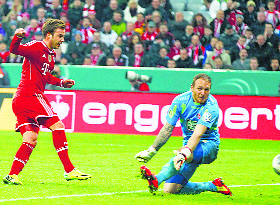 Bayern Munichs Mario Goetze scores a goal past FC Kaiserslauterns goalkeeper Tobias Sippel during their German soccer cup semifinal in Munich on Wednesday.