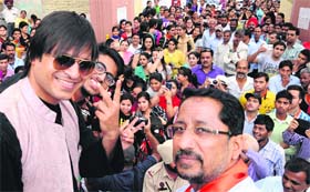 Bollywood actor Vivek Oberoi campaigns for the BJP at BBK DAV College for Women in Amritsar on Friday.