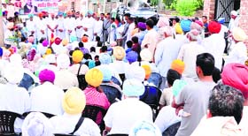 Congress nominee Ravneet Singh Bittu speaks at a rally in Ludhiana on Friday.