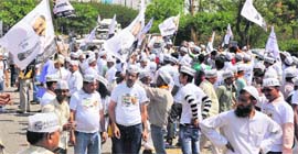 Party cadre canvass for Aam Aadmi Partys Kanchan Roy Bhattacharya in Haridwar on Saturday.