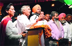 Congress candidate for the Chandigarh Lok Sabha seat Pawan Kumar Bansal campaigns for Ravneet Singh Bittu in Ludhiana. Photo: Inderjeet Verma
