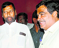 LJP chief Ramvilas Paswan (L) with BJP leader Nitin Gadkari during a joint campaign in Nagpur