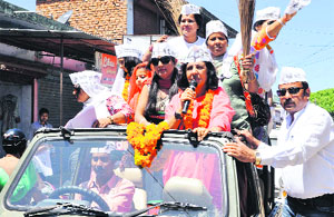 AAP candidate from the Haridwar Lok Sabha seat Kanchan Chowdhary during a roadshow in Dehradun on Sunday.