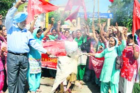 Members of the Sanjha Mulazam Morcha burn an effigy of the state government in Jalandhar on Sunday