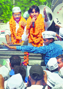 AAP convener Arvind Kejriwal and party candidate Kumar Vishwas during a road show in Amethi