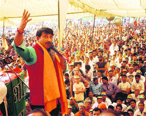 BJP leader and Bhojpuri actor Manoj Tiwari addresses a rally of party candidate Arun Jaitley in Amritsar on Monday.