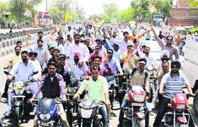 Arjun Badal along with Congress, PPP and CPI workers takes out a road show in Bathinda on Monday