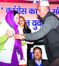 Kullu Congress vice-president Anil Sood welcomes Pratibha Singh, party candidate from Mandi, at Bhuntar on Sunday