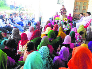 Congress candidate from Sujanpur Anita Rana addresses an election meeting at Jungle Bairi in Hamirpur on Monday