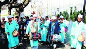 Political parties have hired local folk artistes to woo voters in the Valley