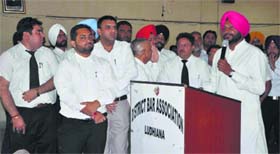 Congress candidate Ravneet Singh Bittu addresses lawyers at the District Courts Complex in Ludhiana.