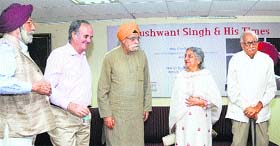 Bhai Vir Singh Sahitya Sadan director Mahinder Singh, BBCs former Asia head Mark Tully, Dr JS Neki, PM Dr Manmohan Singhs wife Gursharan Kaur and Kuldip Nayar in New Delhi on Monday.