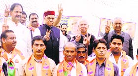 BJP leaders PK Dhumal and Shanta Kumar share a dais during an election meeting in Jawalamukhi on Monday.