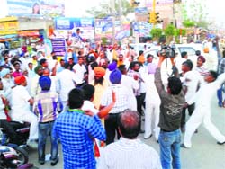 The BJP and BSP workers argue in Baghapurana on Monday. a Tribune Photo