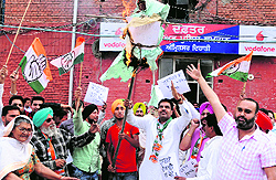 Congress (rural) president Gurjeet Singh Aujla stages a protest with Congress workers outside the office of SSP (rural) in Amritsar on Tuesday