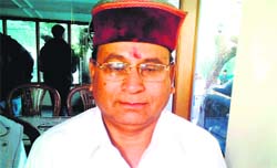 Former BJP minister and vice-president Khazan Das addresses mediapersons in Mussoorie on Tuesday.