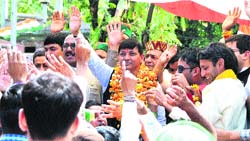 Rajinder Rana, Congress parliamentary candidate from Hamirpur, during his election campaign at Sujanpur on Tuesday. Photo: Amit Kanwar