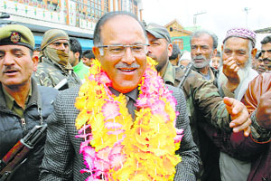 Peoples Democratic Party candidate for Srinagar Tariq Hameed Karra addresses party workers during an election campaign rally at Natipora in Srinagar on Tuesday.