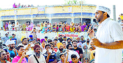 Aam Aadmi Party candidate Bhagwant Mann addresses a gathering at a village in the Sangrur constituency