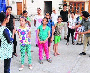 Kirti Kirpal, Director, Natayam, gives tips to children during a theatre workshop at RBDAV School in Bathinda.
