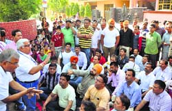 Parents and activists of the Abhibhavak Ekta Sangh stage a dharna outside a private school in Karnal on Wednesday. Tribune photo: Ravi Kumar