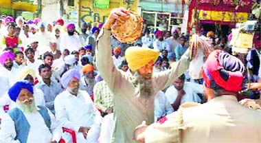 A farmer protests against poor-quality rotis in Faridkot. A file photo
