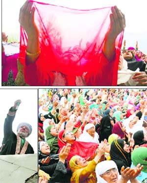  Kashmiri Muslims pray as a cleric displays the holy relic of Prophet Muhammad to mark the birth anniversary of Hazrat Fatima, daughter of Prophet Muhammad at the Hazratbal shrine in Srinagar on Wednesday. Hundreds of Kashmiri Muslims gathered at the shrine, which houses a relic believed to be a hair from the Prophet's beard.